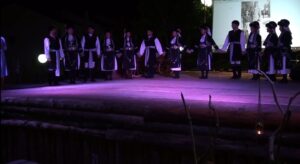 Χορευτές του Λαϊκού Εργαστηρίου Πάτρας σε παραδοσιακό χορό στη σκηνή, πλατεία Κυδωνιάτη 2019
