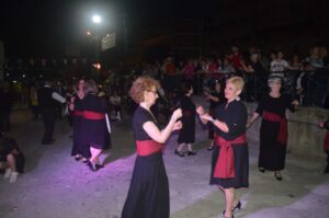 Χορευτές του Λαϊκού Εργαστηρίου Πάτρας σε παραδοσιακό χορό στο προαύλιο του ναού, Τέρψη 2023