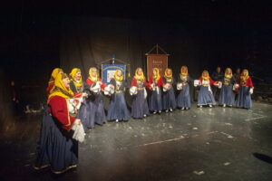 Οι χορευτικές ομάδες του Λαϊκού Εργαστηρίου Πάτρας σε παραδοσιακό χορό επί σκηνής, 2023