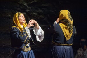 Οι χορευτικές ομάδες του Λαϊκού Εργαστηρίου Πάτρας σε παραδοσιακό χορό επί σκηνής, 2023