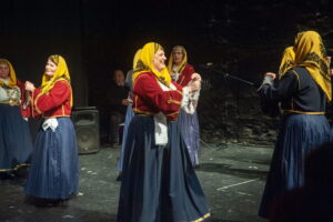 Οι χορευτικές ομάδες του Λαϊκού Εργαστηρίου Πάτρας σε παραδοσιακό χορό επί σκηνής, 2023