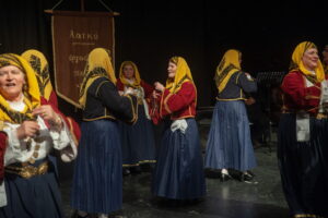 Οι χορευτικές ομάδες του Λαϊκού Εργαστηρίου Πάτρας σε παραδοσιακό χορό επί σκηνής, 2023