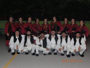 Χορευτές του Λαϊκού Εργαστηρίου Πάτρας σε ομαδική φωτογραφία στη σκηνή, 2018