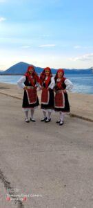 Χορευτές του Λαϊκού Εργαστηρίου Πάτρας σε ομαδική φωτογραφία με στολές Θράκης, μώλος 2022