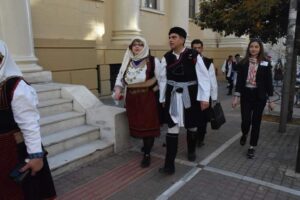 Χορευτές του Λαϊκού Εργαστηρίου Πάτρας με παραδοσιακές στολές στην παρέλαση, 7η Γιορτή Χορευτικών Συγκροτημάτων 2019
