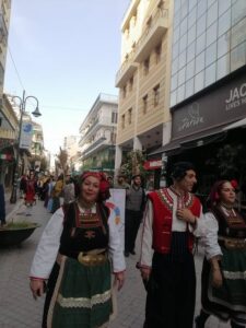 Χορευτές του Λαϊκού Εργαστηρίου Πάτρας στην παρέλαση, 8η Γιορτή Χορευτικών Συγκροτημάτων 2022