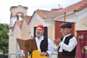 Κοινό παρακολουθεί την εκδήλωση στην πλατεία της Οβρυάς, 2024