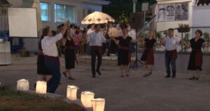 Η χορευτική ομάδα του Λαϊκού Εργαστηρίου Πάτρας στον προαύλιο χώρο της Μέριμνας, 2019