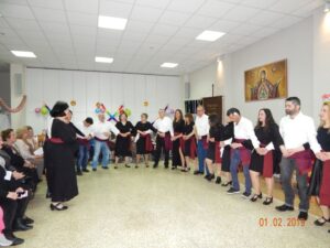 Μέλη της χορευτικής ομάδας χορεύουν με συμμετέχοντες, Άσυλο Ανιάτων 2019