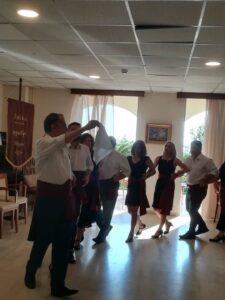 Χορευτές του Λαϊκού Εργαστηρίου Πάτρας σε παραδοσιακό χορό, Κωνσταντοπούλειο Ευγηρείο 2019