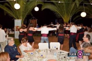 Θεατές παρακολουθούν την παράσταση στη Μεσσηνιακή Βραδιά, Παραλία Πατρών 2017