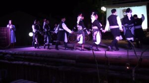 Χορευτές του Λαϊκού Εργαστηρίου Πάτρας σε παραδοσιακό χορό στη σκηνή, πλατεία Κυδωνιάτη 2019