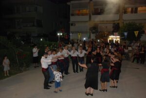 Χορευτές του Λαϊκού Εργαστηρίου Πάτρας χορεύουν Σφαρλή, Κρύα Ιτεών 2018