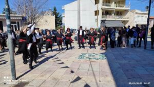 Η χορευτική ομάδα του Λαϊκού Εργαστηρίου Πάτρας χορεύει Συρτό στα τρία, Εγλυκάδα 2023