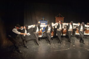Οι χορευτικές ομάδες του Λαϊκού Εργαστηρίου Πάτρας σε παραδοσιακό χορό επί σκηνής, 2023