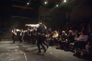 Οι χορευτικές ομάδες του Λαϊκού Εργαστηρίου Πάτρας σε παραδοσιακό χορό επί σκηνής, 2023