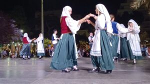 Ζευγάρι χορευτών του Λαϊκού Εργαστηρίου Πάτρας σε παραδοσιακό χορό, Ψηλά Αλώνια 2024