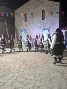 Η χορευτική ομάδα του Λαϊκού Εργαστηρίου Πάτρας σε σειρά στα λιθόστρωτα της Χαλανδρίτσας, 2019