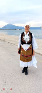 Χορευτές του Λαϊκού Εργαστηρίου Πάτρας σε ομαδική φωτογραφία στο μώλο, 2022