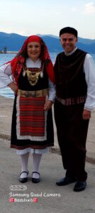 Ζευγάρι χορευτών του Λαϊκού Εργαστηρίου Πάτρας με παραδοσιακή στολή Θράκης, 2022