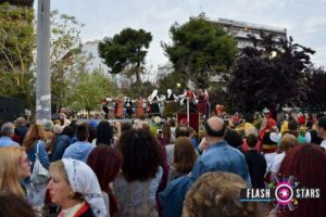 Το κοινό παρακολουθεί την παράσταση του Λαϊκού Εργαστηρίου Πάτρας, Ψηλά Αλώνια 2017