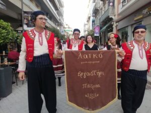 Χορευτές του Λαϊκού Εργαστηρίου Πάτρας με πανό στην παρέλαση, 8η Γιορτή Χορευτικών Συγκροτημάτων 2022