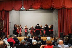 Χορευτές του Λαϊκού Εργαστηρίου Πάτρας σε παραδοσιακό χορό στο Σπίτι του Πολιτισμού, 2020