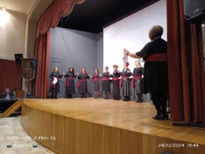 Χορευτές του Λαϊκού Εργαστηρίου Πάτρας σε παραδοσιακό χορό στη σκηνή, 2024