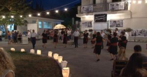 Η χορευτική ομάδα του Λαϊκού Εργαστηρίου Πάτρας στον προαύλιο χώρο της Μέριμνας, 2019