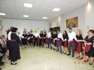 Μέλη της χορευτικής ομάδας χορεύουν με συμμετέχοντες, Άσυλο Ανιάτων 2019