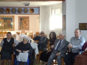 Τρόφιμοι του ευγηρείου παρακολουθούν με χαμόγελο την παράσταση, 2018