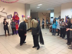 Μέλη του οικοτροφείου Κλίμακα σε αποκριάτικη στιγμή με τους χορευτές, 2018