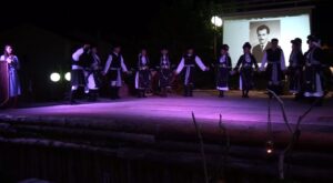 Χορευτές του Λαϊκού Εργαστηρίου Πάτρας σε παραδοσιακό χορό στη σκηνή, πλατεία Κυδωνιάτη 2019