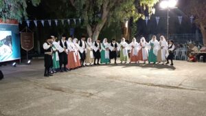 Χορευτές του Λαϊκού Εργαστηρίου Πάτρας χορεύουν χορούς του Αιγαίου, πλατεία Ανδρούτσου 2023
