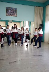 Παιδιά σε παραδοσιακό κύκλο χορού στην αίθουσα του χορευτικού, 2023