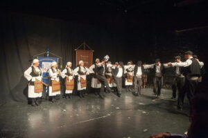 Οι χορευτικές ομάδες του Λαϊκού Εργαστηρίου Πάτρας σε παραδοσιακό χορό επί σκηνής, 2023