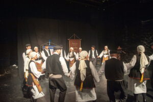 Οι χορευτικές ομάδες του Λαϊκού Εργαστηρίου Πάτρας σε παραδοσιακό χορό επί σκηνής, 2023
