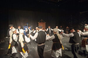 Οι χορευτικές ομάδες του Λαϊκού Εργαστηρίου Πάτρας σε παραδοσιακό χορό επί σκηνής, 2023