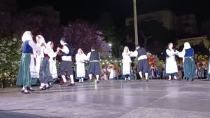 Ζευγάρια χορευτών του Λαϊκού Εργαστηρίου Πάτρας σε παραδοσιακό χορό, Ψηλά Αλώνια 2024