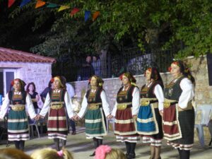 Η χορευτική ομάδα του Λαϊκού Εργαστηρίου Πάτρας σε σειρά στα λιθόστρωτα της Χαλανδρίτσας, 2019