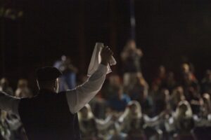 Θολή λήψη του κοινού που παρακολουθεί την παράσταση, Αντίρριο 2016