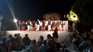 Χορευτές σε παραδοσιακό σχηματισμό στη σκηνή, φεστιβάλ Ζευγολατιού 2018
