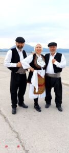 Χορευτές του Λαϊκού Εργαστηρίου Πάτρας σε ομαδική φωτογραφία στο μώλο, 2022