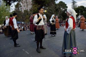 Χορευτές του Λαϊκού Εργαστηρίου Πάτρας χορεύουν χορούς από την Ικαρία, 2017