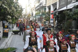 Χορευτές του Λαϊκού Εργαστηρίου Πάτρας στην παρέλαση, 8η Γιορτή Χορευτικών Συγκροτημάτων 2022