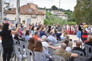 Κοινό παρακολουθεί την εκδήλωση στην πλατεία της Οβρυάς, 2024