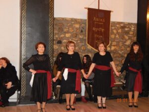 Χορεύτριες του Λαϊκού Εργαστηρίου Πάτρας σε παραδοσιακή στολή, 2019