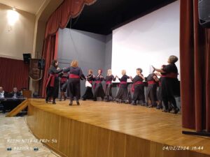 Χορευτές του Λαϊκού Εργαστηρίου Πάτρας σε παραδοσιακό χορό στη σκηνή, 2024
