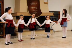 Το παιδικό τμήμα του Λαϊκού Εργαστηρίου Πάτρας χορεύει στην κοπή της πίτας, 2025