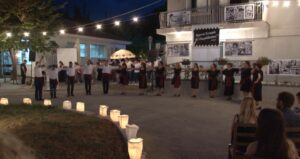 Η χορευτική ομάδα του Λαϊκού Εργαστηρίου Πάτρας στον προαύλιο χώρο της Μέριμνας, 2019